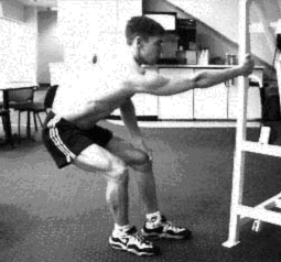 ćwiczenie na rozciągnięcie mięśni najszerszych grzbietu 2