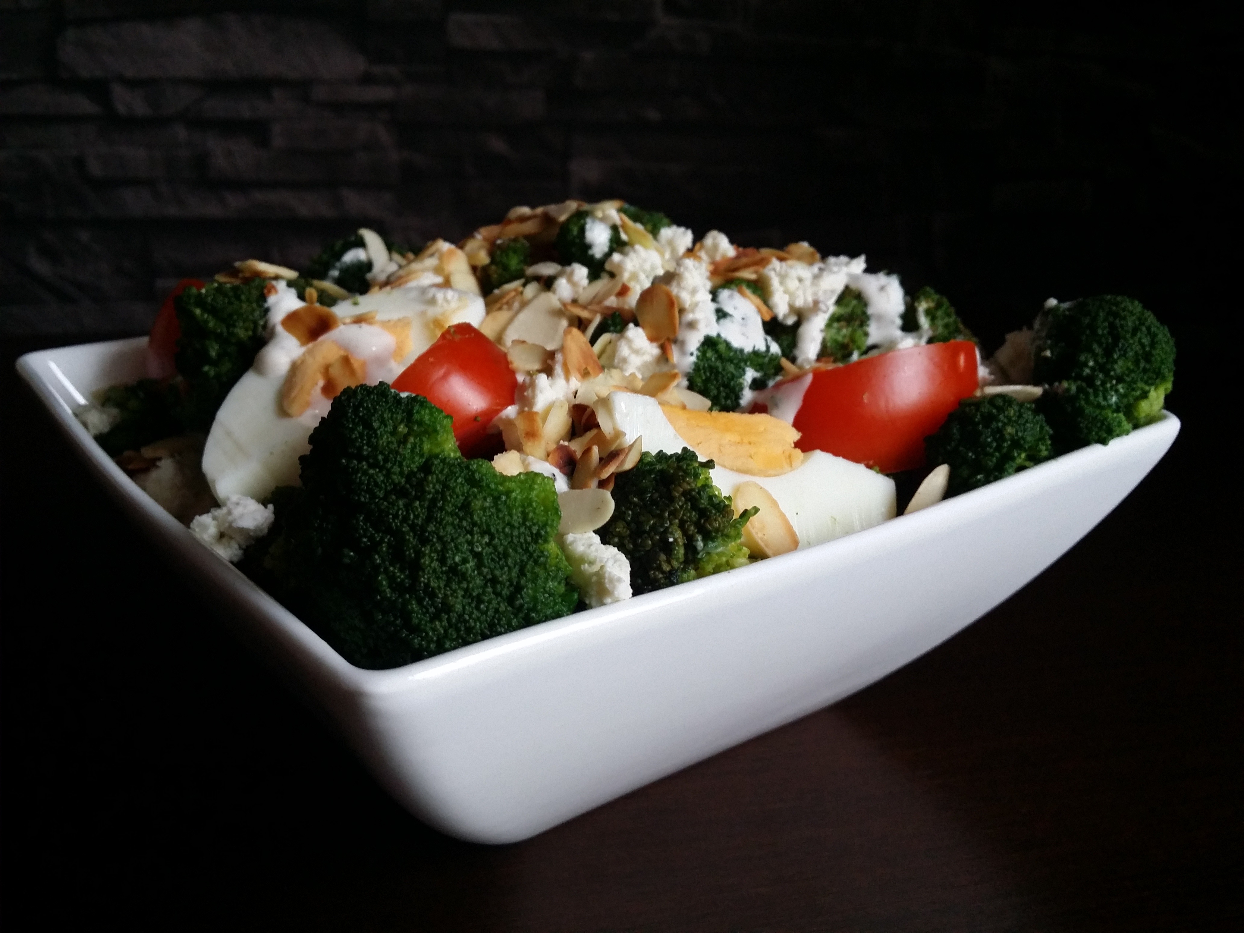 SAŁATKA BROKUŁOWA (LCHF, keto, bezglutenowa, niskowęglowodanowa)