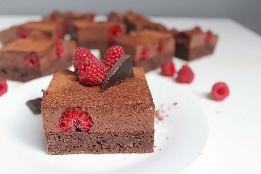 Cukiniowe brownie z musem czekoladowym i malinami