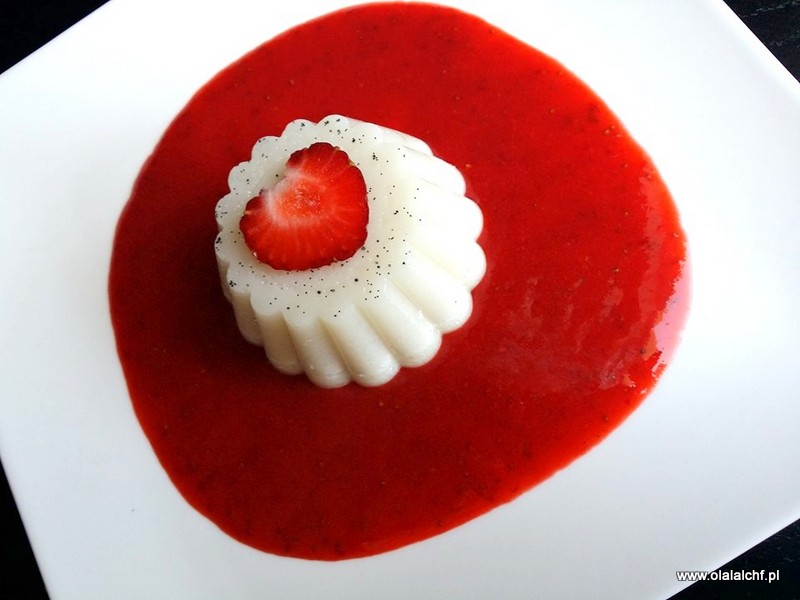 PANNA COTTA Z MUSEM TRUSKAWKOWYM (keto, LCHF, optylmana, paleo, niskowęglowodanowa, bez laktozy i cukru)