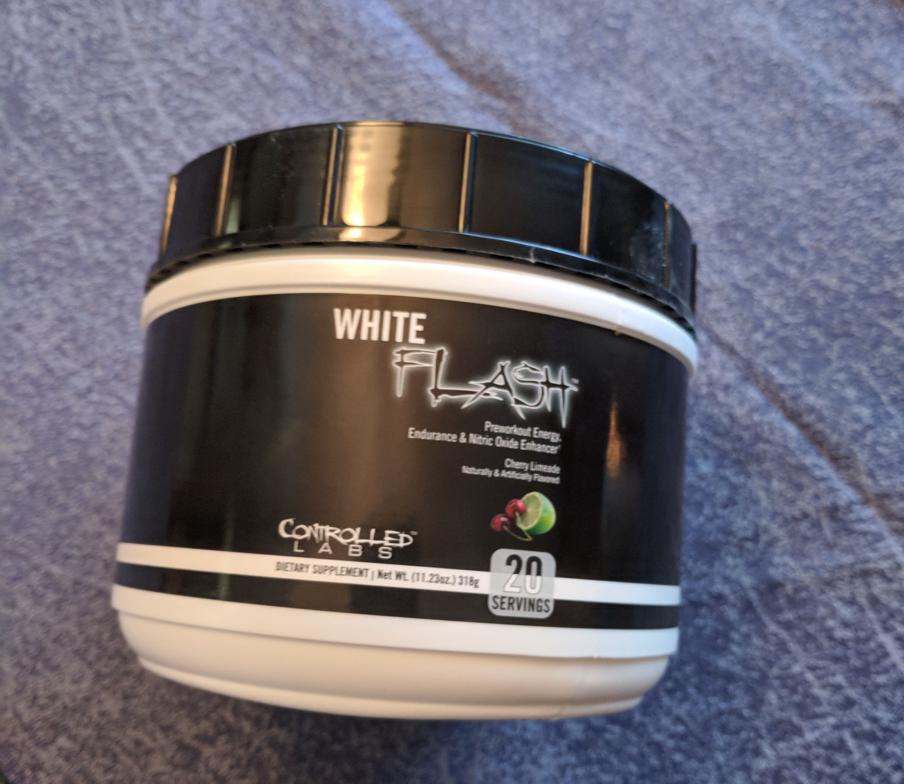 White Flash – przedtrenigówka od Controlled Labs!