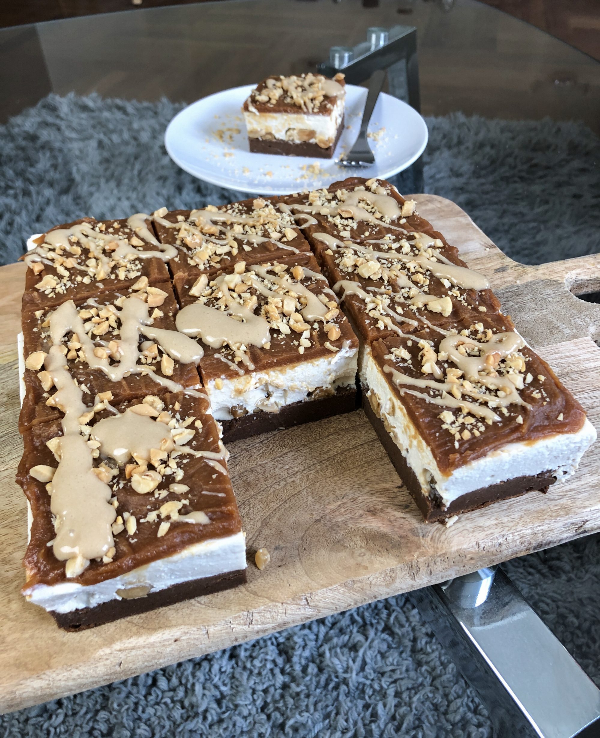 Sernik z solonym karmelem i masłem orzechowym